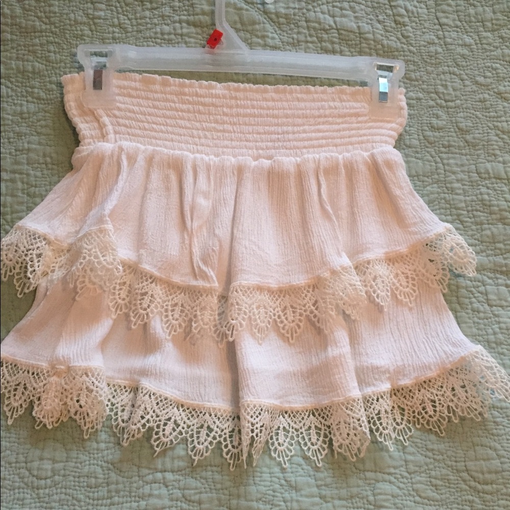 Lacy mini white skirt